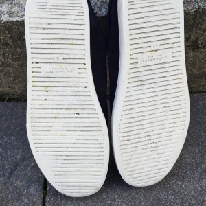 Vagabond paul 2.0 sneakers - Ett par vagabond paul 2.0 i mörkblå. Dom är lite slitna  men inga större fläckar, bara på sulan vilket äe väldigt lätt att ta bort. Orginal låda medföljer. Dom har snvänts rätt mycket för länge sen. Nypris är 1400. Skriv om ni hsr frågor.