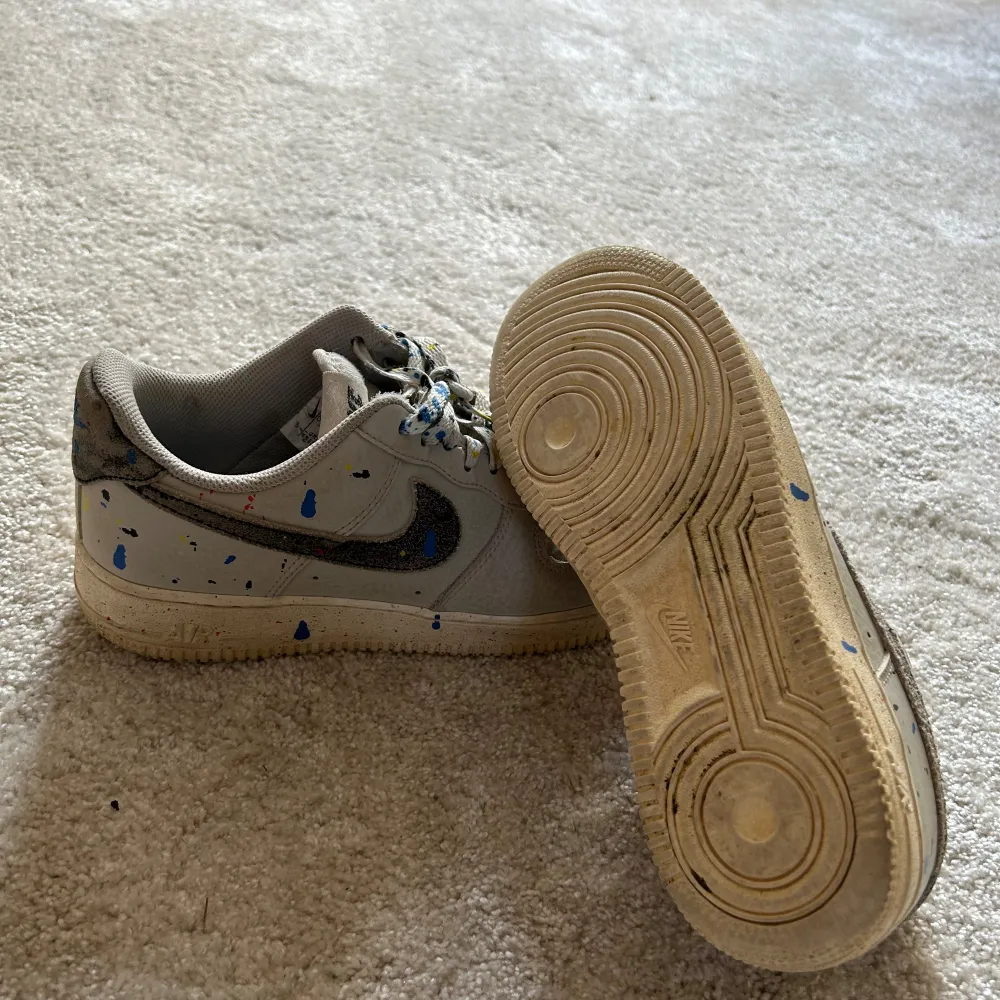 Säljer nu min sko kollektion! Dessa Nike air force 1 i denna sällsynta färg! Köpt nya för cirka 2500kr. Dom är sparsamt använda men har mycket kvar att ge! Hör av er vid frågor! Vid köp får du välja ett valfritt plagg som följer med gratis! ( In. Skor.