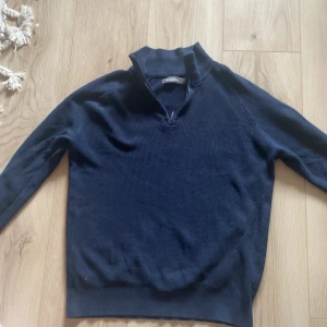 Dressman halfzip - Mörkblå dressman halfzip, 10/10 skick, säljer pga den inte passar längre. Skulle säga den passar 170-175. Förlåt för dåliga bilder, på sista bilden ser du materialet. Riktigt skönt, priset kan sänkas litee vid snabb affär. 