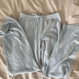Ljusblå mjukisbyxor - Byxorna är nästan oanvända och jag säljer även exakt samma fast i ljusrosa på min profil. Innerbenslängd är ca 74cm men passar mig som är 172. Midjan är töjbar och har en knytband