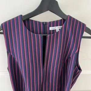 Jimmy Sanders västtröja storlek 34 - Mycket fin Jimmy Sanders västliknande tröja i storlek 34. Fint mönster med rosa, svart och mörkblå ränder. Bältet kan man ta ut eller justera om man vill. Hör ihop med byxor som jag lägger upp i en annan annons så kontakta mig för en bundle :)