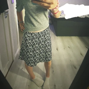 blommig kjol 🩷 - blommig svart-vit kjol. storlek S och skönt material (enligt mig)