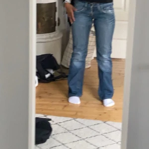 Replay jeans lågmidjade - Säljer nu ett par jättesnygga lågmidjade replayjeans i strl 27/32, de är i väldigt fint skick och sparsamt använda🌸 Nypris ca 1900