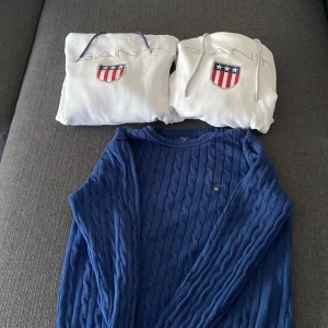 massa märkeskläder  - bild1- marinblå gant stl 158-164, dom 2 vita båda stl s bild2- peak performance stl xs , gant stl xs  bild3- adidas stl 146 , djurgården stl xs  bild4,5 levi stl 152 , puma 164  skriv för pris och mer bilder  bild