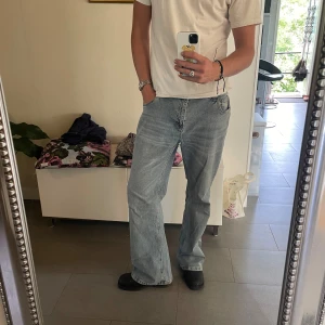 Bootcut Jeans - Snygga bootcut jeans från Cotton On. Skön stretch som gör dem väldigt bekväma. Jag är 184 som referens. Skriv om ni har fler frågor!  Samfraktar gärna så ta en titt på mina andra annonser! 😊