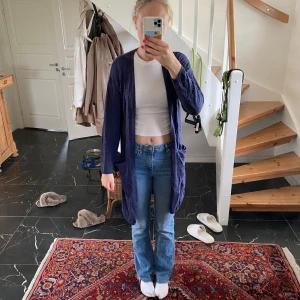 Långärmad kofta i skönt material💙 - Jättemysig långärmad kofta från zara i ”Fancy colection”. För 13-14 åringar, eller till 164 cm men den passar även längre personer. Superhärlig att slänga över en cropptopp till exempel. Tveka inte att höra av er i 💌 vid frågor.🤗