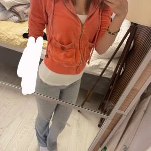 Vintage juicy kofta 2000-tal💋 - Säljer denna äldre juicy modell med kortare ärmar och i en orange-rosa färg. Guldiga detaljer och koftan är i storlek M. Passar ungefär som en S på mig. Hör av dig vid frågor💕 . 