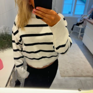 Tröja  - Säljer denna fina randiga tröja, inga defekter knappt använd ❤️