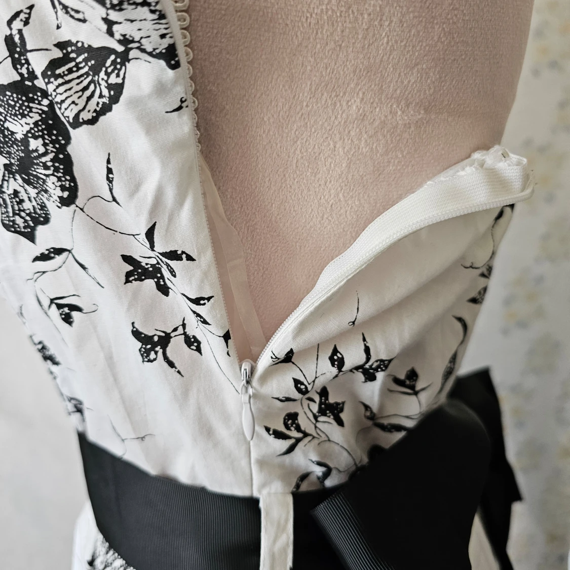 Vit och svart blommig klänning - 92