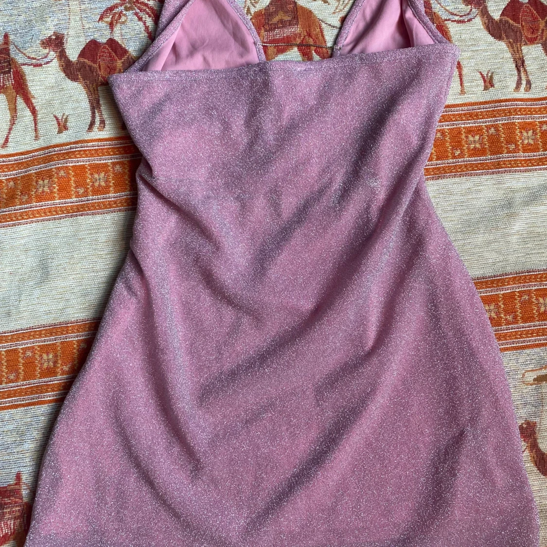 Ljusrosa glittrig klänning med rhinestone detaljer - 93