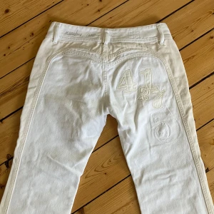 AMAZING DIESEL JEANS - UNIKA DIESEL JEANS  ⚪️ Storlek W29 ⚪️ 79 cm runt midjan ⚪️ Innerbenslängd 87 cm ⚪️ Jag är 177 och har storlek 29 ⚪️ Använd gärna köp nu 🫶
