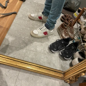 Sneaky Steve Franklin - Säljer dessa snygga skor för att de har blivit små. Skicket är 6,5/10 och skorna har inga defekter utom några få creases på framdelen. Storleken är 40 men passar även 41. Originalpriset är 1250 men säljer dem för 299kr. Priset kan såklart diskuteras.