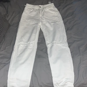Vita jeans med hål - Dem är i storlek 36 och är ner till fotankeln och är från Zara. Dem är använda en gång men har en liten skada uppe vid midjan. 