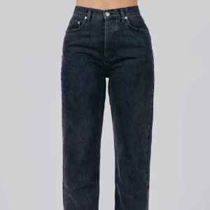 A Dsgn - Supersnygga jeans från A Dsgn, använts men bra skick!  Storlek xs 