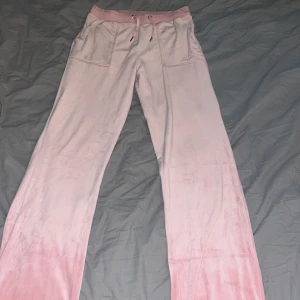 Juicy couture ljus rosa - Dem är använda 2 ggr och är tyo som helt nya och rena och är ej förstörda. Dem är köpta från kidsbrandstore och är i storlek 14/15.