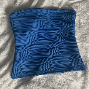 Topp - Blå topp från Shein i storlek S. Använd 2 gånger bara så i nyskick. Säljer pga att den ej används längre. Köpte för 50kr. Säljer för 20kr. Tryck helst på ”köp” ❤️