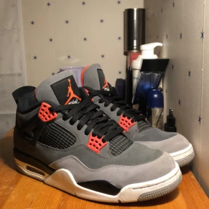 Jordan 4 retro infrared  - Jorden 4 retro infrared storlek 45 passar även till 44 efter som dom är lite små i storleken, skorna är äkta låda och kvitto finns. Skorna är i bra skick.