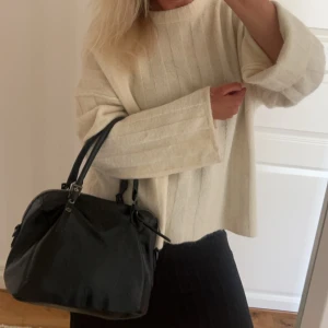 Väska - Säljer nu min fina väska! Köpte den i Göteborg för 600 kr men säljer den nu för 360kr🥰finns små täcken på användning 