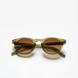 Chimis solglasögon  - Säljer dessa rikigt snygga solglasögon från CHIMI  I ett väldigt bra skick, som nya ! ⭐️ De är i färgen 03 green ( säljer dem åt min bror )