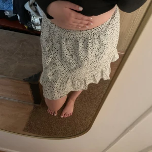 Vit kjol med svarta prickar - Säljer denna vita kjol med svarta prickar från vero Moda.