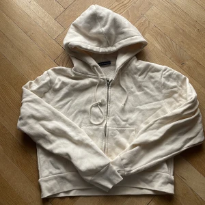 Hoodie - Kort hoodie från brandy Melville. Har bara använt den ett fåtal gånger, så i bra skick. Skulle säga att den passar S. Skriv för fler bilder!! Nypris 385kr. (Kan stryka hoodien innan jag postar 😭)