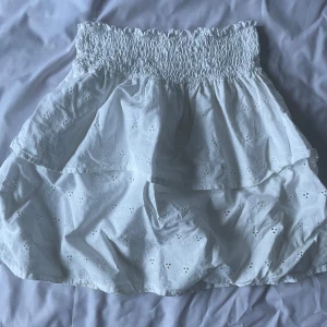 Kjol  - Volangkjol som jag sytt själv. I superfint skick.