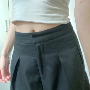 Vida kostymbyxor - Supersnygga vida kostymbyxor från Carin Wester! De är uppsydda så att de passar mig som är 162 men det går lätt att ta bort stygnen och göra dem längre.💗