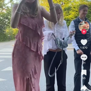 Volang klänning  - Säljer denna populära rosa volang klänning från zara, använd 2 ggr och kommer inte längre till användning 💕M men liten så passar S