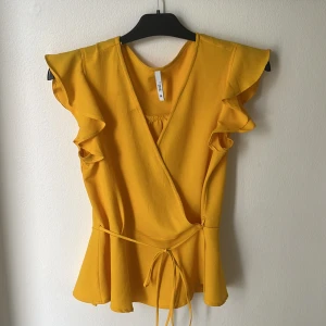 Blus  - Omlottblus i fint skick. 