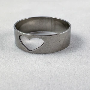 Romantisk ring i rostfritt stål - En ring i rostfritt stål med en diameter på ca 20 mm
