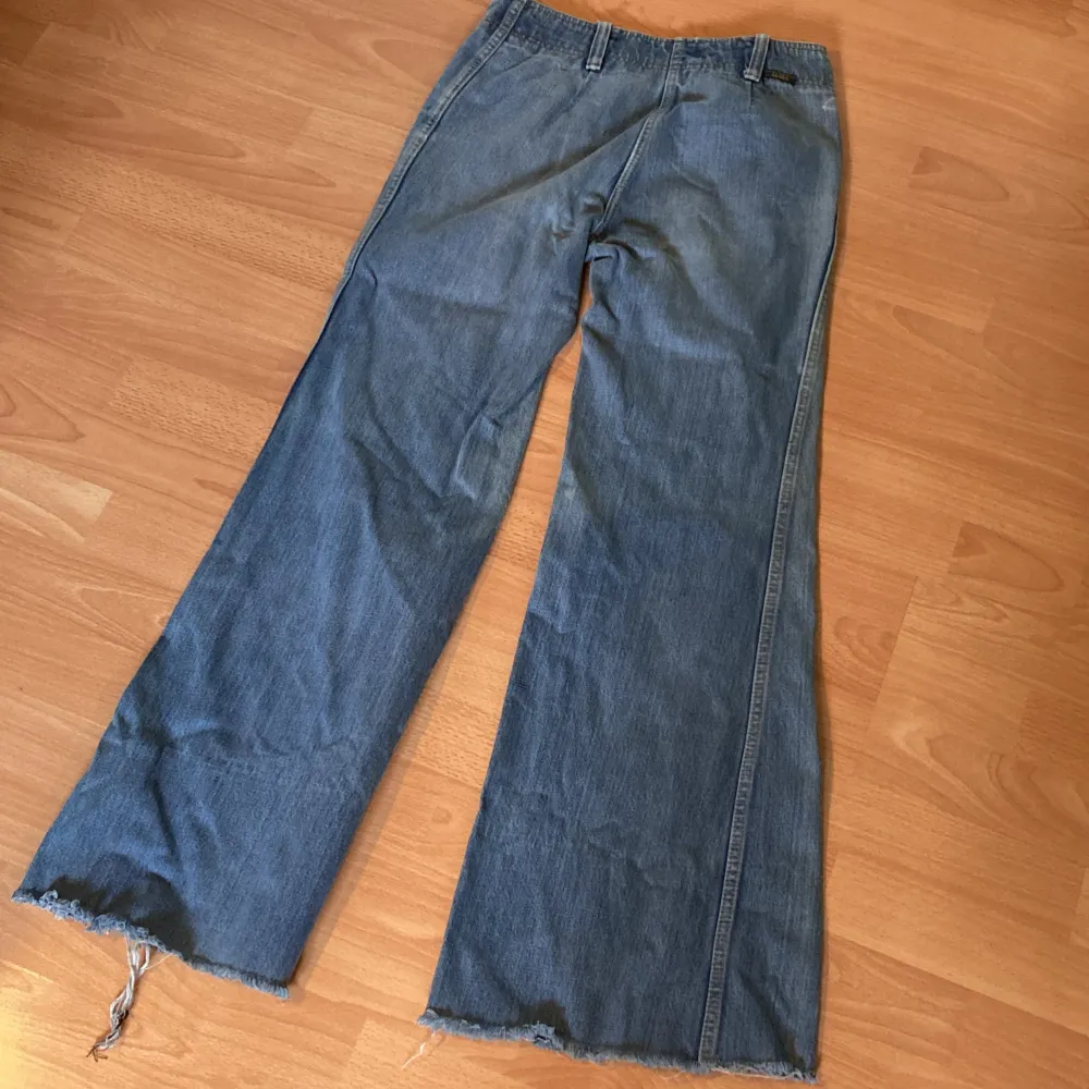 Gamla utsvängda jeans från gul&blå Dragkedjan  behöver sys fast på ena sidan Midjebredd 36 cm innerbenlängd 76 cm vidd nedtill 30 cm. Jeans & Byxor.