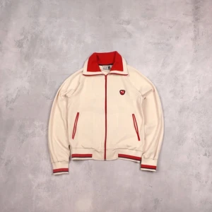 Vintage Puma zip-up - Säljer denna tvär feta vintage zip-upen från Puma. 9/10, inga defekter. Tvättar innan postningen om det önskas!! Hör av er vid eventuella frågor eller funderingar. Svarar så snabbt jag kan!