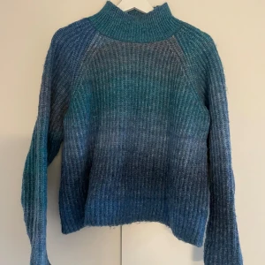 Stickad tröja  - 💙Färgstark stickad tröja i storlek S Använd vid ett fåtal tillfällen💙