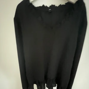 Soyaconcept blus - Säljer min soyaconcept blus då den inte kommer till användning, bra skick, storlek står inte i men skulle säga att den passar xs-s, nypris runt 400💘