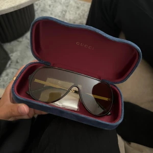 Gucci Solglasögon -  Gucci Web med koden GG0199S, Googla elr skriv för mer bilder, aldrig använda! Boxen ingår och pris kan diskuteras💖 Svarta/Leopard, nypris ca 3500kr