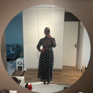Mesh-klänning - Supercool mesh-klänning från Nelly som är så häftig att styla med snygga byxor eller kjol under och söt topp eller polo. 