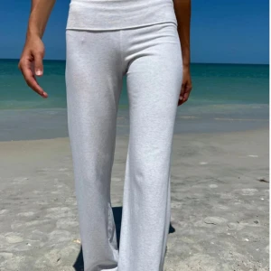 Brandy melville yogapants - Säljer ett par Yoga pants från brandy melville som är köpt för 332kr. De är i storlek xs/s men jag skulle säga att dom passar xxs-M eftersom dom är stretchiga.💕💕