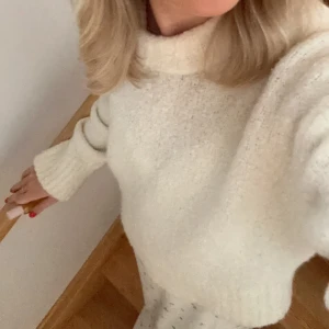 & other stories stickad - Säljer pga används ej längre❤️vit/crémefärgad