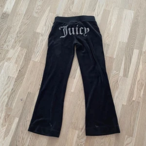 Juicy couture tracksuit pants - Superfina svarta äkta juicy couture tracksuit byxor i storlek xs! Köpta i Stockholm för ca 2 år sedan. Jag har bara haft på mig dom några få gånger så dom är i toppen skick och det finns inga tecken på användning. Hör av dig om du vill ha mer info💗