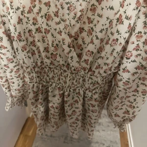 Somrig tröja - En fin somrig tröja med blommor, tät runt midjan 