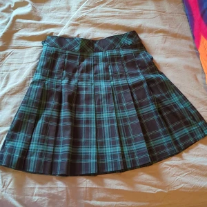Svart och grön rutig kjol - Storlek 34, köpt på h&m, knappt använd och i bra skick(: