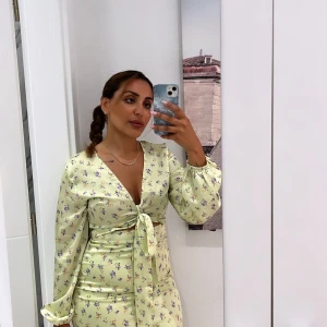 Sommarklänning  - Sommarklänning från gina tricot som är använd en gång 