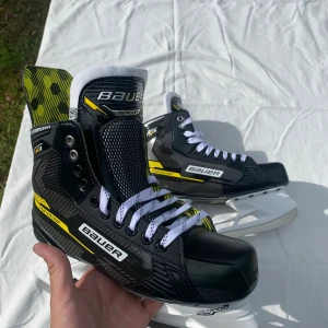 Bauer supreme M3 7.5 -  Säljer ett par Bauer Supreme M3 helt nya i kartong. Storlek 7.5  Nypris på Hockeystore är 2799kr jag säljer dem för 1700kr/st!  Kan mötas upp eller frakta! 😄