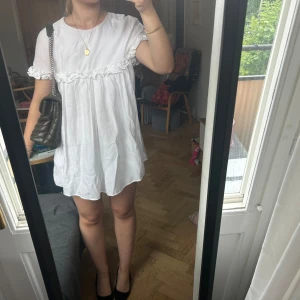 Zaraklänning - Jättesöt sommarklänning från Zara i storlek S 💕