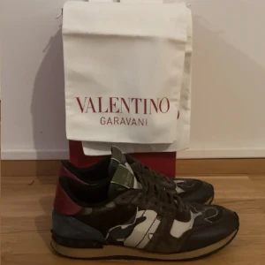 Valentino RockRunners - Hallå! Säljer ett par RockRunners i ett ypperligt skick 9/10! Storlek 43 men sitter som 44. Tag från FarFetch medföljd tillsammans med låda, Dustbag och kuvert.Kontakta mig vid frågor eller funderingar! Skriv om ni vill ha bättre bilder!