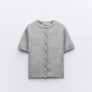 Zara kofta - Säljer denna jättefina kofta då den inte kommer till användning längre❤️ endast använd en gång❤️skriv vid intresse eller fler bilder❤️ tryck gärna på köp nu❤️ pris kan diskuteras vid snabb affär 