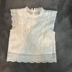 Vit blus från only - Har andvänt 3 gånger.Väldigt bra skick.Storlek Xs.Köpte för 500kr.Säljer för 250kr.