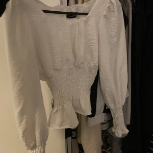 Vit blis - Så söt och somrig vit blus. Passar mycket och perfekt till många tillfällen. Tveka inte höra av er vid ytterligare funderingar ☺️