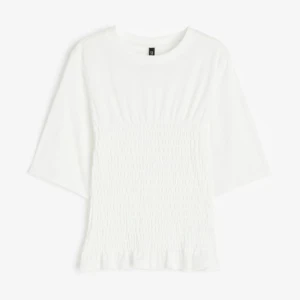 Topp - Populär topp med smock. Köpte nyligen men ångrade mig. Endast använd en gång, så verkligen som ny, med lappen kvar. 