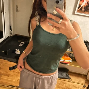 Snyggt grönt linne  - Ett snyggt grönt linne med smala band! Köpt utomlands därav inget märke. Storlek S/M. Inga defekter 